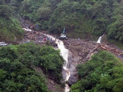 Lở núi bãi vàng, nhiều người bị chôn vùi ảnh 1